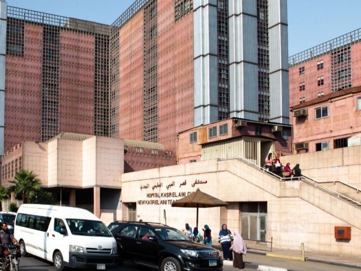 تقييم شامل لمستشفيات جامعة القاهرة: جودة الخدمات الطبية وتجارب المرضى